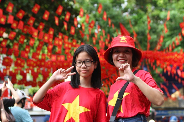 Người Việt chi hơn 13 tỷ đồng "sắm" áo và phụ kiện in cờ đỏ sao vàng- Ảnh 1.