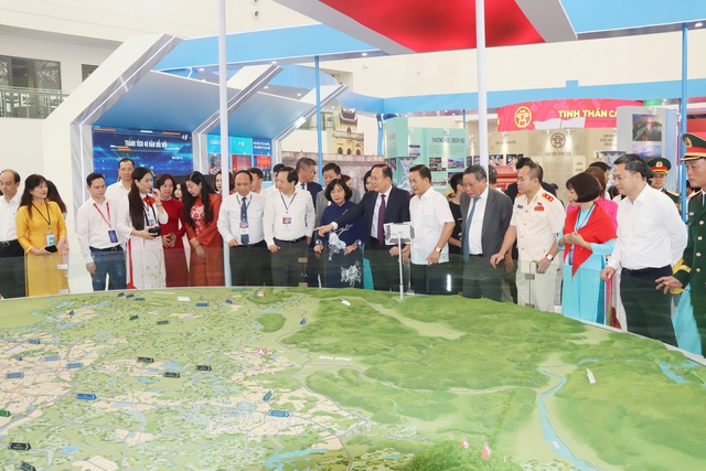 Lãnh đạo thành phố tham quan 2 không gian trưng bày Hà Nội tại Trung tâm Triển lãm quốc gia Việt Nam- Ảnh 2. Lãnh đạo thành phố tham quan 2 không gian trưng bày Hà Nội tại Trung tâm Triển lãm quốc gia Việt Nam- Ảnh 2.