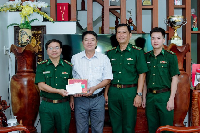 BĐBP TP Cần Thơ thăm, tặng quà nguyên lãnh đạo BĐBP các thời kỳ- Ảnh 2. BĐBP TP Cần Thơ thăm, tặng quà nguyên lãnh đạo BĐBP các thời kỳ- Ảnh 2.