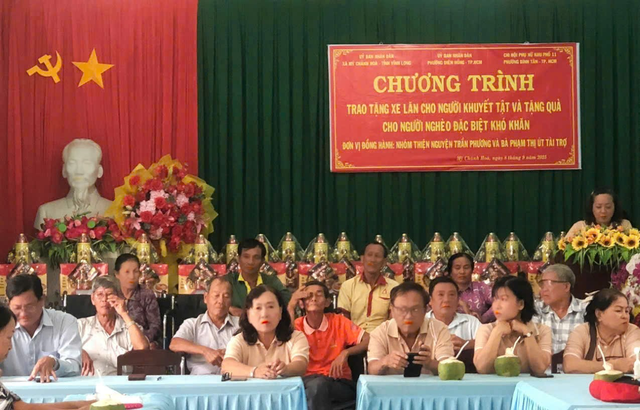 Nhóm thiện nguyện Trần Phương: Trao tặng xe lăn cho người khuyết tật ở tỉnh Vĩnh Long- Ảnh 1.