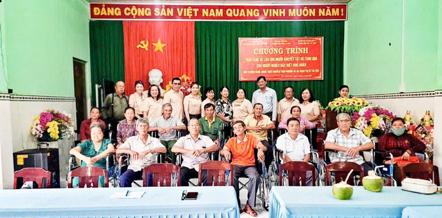 Nhóm thiện nguyện Trần Phương: Trao tặng xe lăn cho người khuyết tật ở tỉnh Vĩnh Long- Ảnh 2.