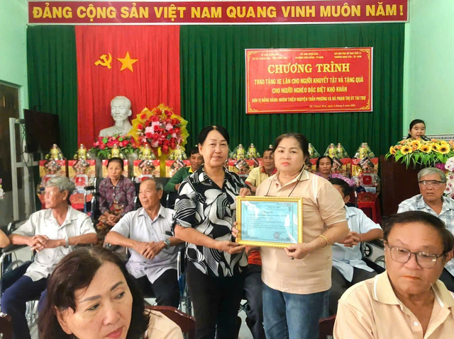 Nhóm thiện nguyện Trần Phương: Trao tặng xe lăn cho người khuyết tật ở tỉnh Vĩnh Long- Ảnh 3.