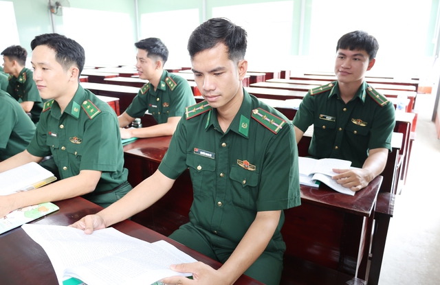 BĐBP tỉnh An Giang: Bế giảng lớp bồi dưỡng kiến thức dân tộc năm 2025- Ảnh 2.