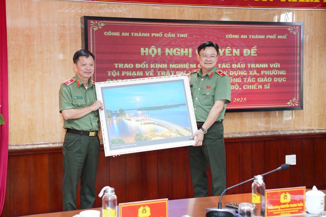Công an TP Cần Thơ và Công an TP Huế tăng cường phối hợp, trao đổi kinh nghiệm công tác- Ảnh 14.