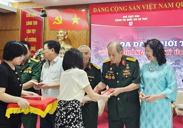 Tọa đàm giới thiệu sách “Hồi ức Quảng Trị - Kí ức Người trong cuộc”- Ảnh 2. Tọa đàm giới thiệu sách “Hồi ức Quảng Trị - Kí ức Người trong cuộc”- Ảnh 2.