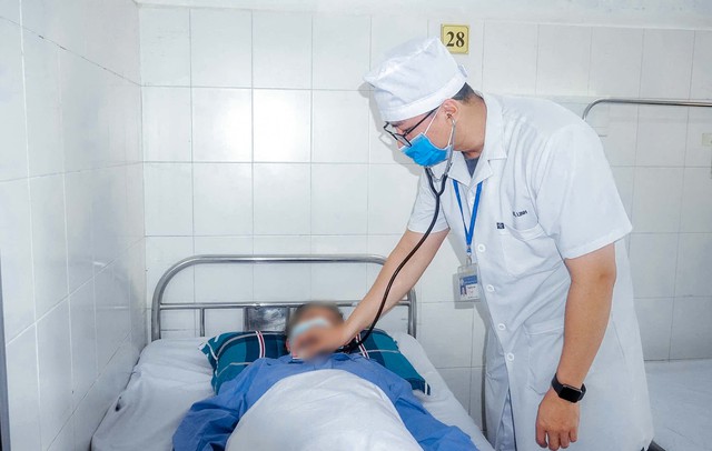 BVĐK Trung ương Cần Thơ: Cứu sống bệnh nhân viêm phổi suy hô hấp tiến triển - sốc nhiễm trùng- Ảnh 2. BVĐK Trung ương Cần Thơ: Cứu sống bệnh nhân viêm phổi suy hô hấp tiến triển - sốc nhiễm trùng- Ảnh 2.