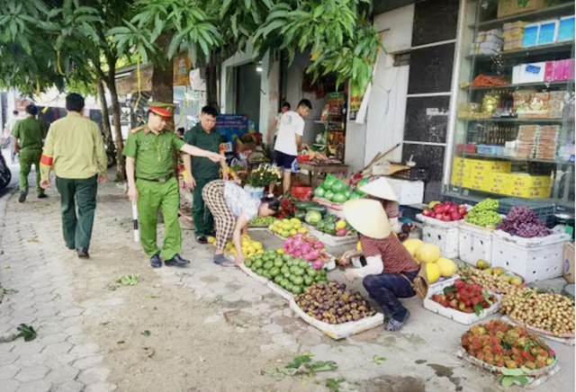 Siêu phường ở Thanh Hóa quyết liệt dọn dẹp lòng đường, hè phố- Ảnh 2.