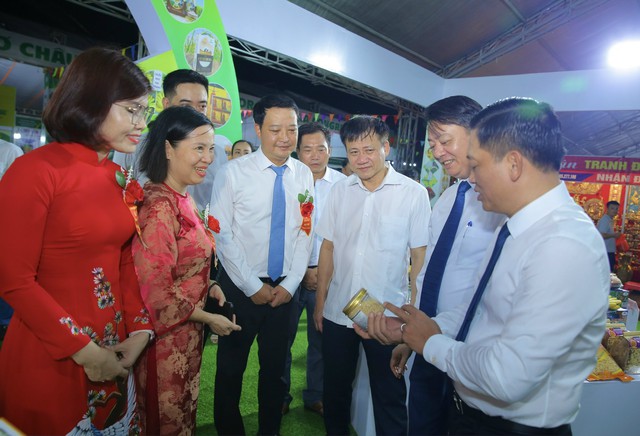 Khai mạc Hội chợ Công thương vùng Đồng bằng sông Hồng - Ninh Bình 2025- Ảnh 3. Khai mạc Hội chợ Công thương vùng Đồng bằng sông Hồng - Ninh Bình 2025- Ảnh 3.