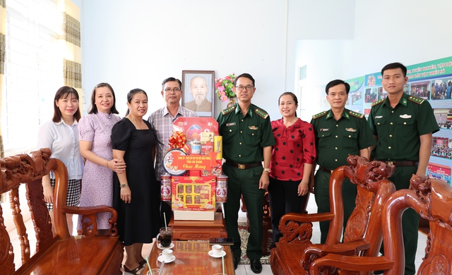 BĐBP tỉnh An Giang: Thăm, tặng quà chúc mừng Lễ Sen Dolta năm 2025- Ảnh 1. BĐBP tỉnh An Giang: Thăm, tặng quà chúc mừng Lễ Sen Dolta năm 2025- Ảnh 1.