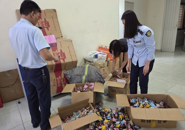Hà Nội phát hiện 1.664 bánh trung thu không rõ nguồn gốc suýt lọt ra thị trường: Người mua chớ dại rước về!- Ảnh 1.