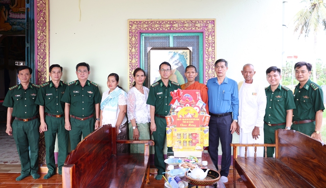 BĐBP tỉnh An Giang: Thăm, tặng quà chúc mừng Lễ Sen Dolta năm 2025- Ảnh 2. BĐBP tỉnh An Giang: Thăm, tặng quà chúc mừng Lễ Sen Dolta năm 2025- Ảnh 2.