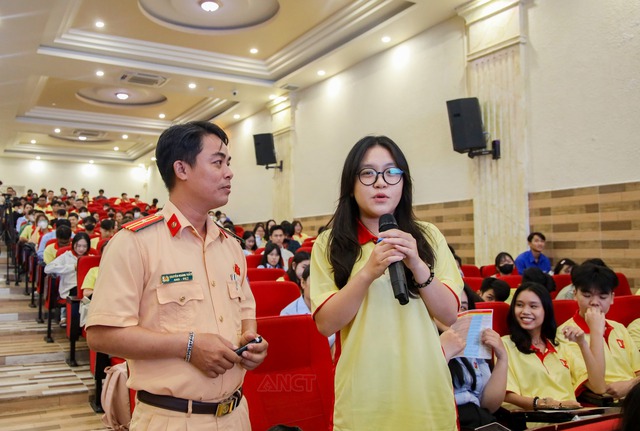 Tân sinh viên “lên lớp” về văn hóa giao thông trước thềm năm học mới- Ảnh 2.