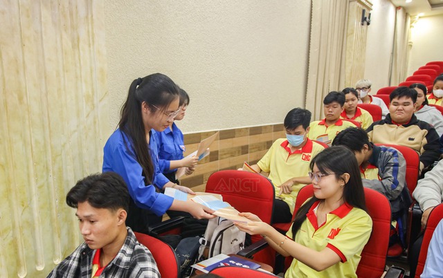 Tân sinh viên “lên lớp” về văn hóa giao thông trước thềm năm học mới- Ảnh 3.