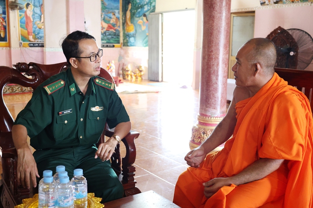 BĐBP tỉnh An Giang: Thăm, tặng quà chúc mừng Lễ Sen Dolta năm 2025- Ảnh 4. BĐBP tỉnh An Giang: Thăm, tặng quà chúc mừng Lễ Sen Dolta năm 2025- Ảnh 4.