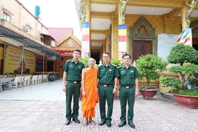 BĐBP tỉnh An Giang: Thăm, tặng quà chúc mừng Lễ Sen Dolta năm 2025- Ảnh 5. BĐBP tỉnh An Giang: Thăm, tặng quà chúc mừng Lễ Sen Dolta năm 2025- Ảnh 5.