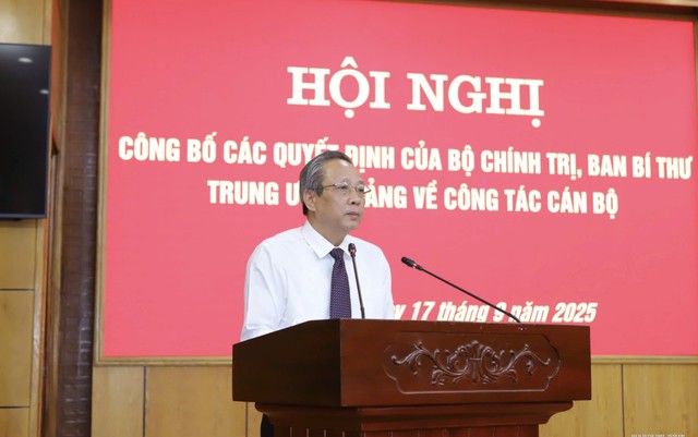 Công bố quyết định của Bộ Chính trị, Ban Bí thư về nhân sự Phó Bí thư Tỉnh ủy Thanh Hóa- Ảnh 2.