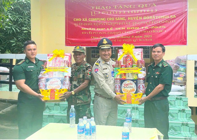 An Giang: Đồn Biên phòng Vĩnh Nguơn tặng quà các chùa, người có uy tín dịp Lễ Sene Dolta- Ảnh 1.