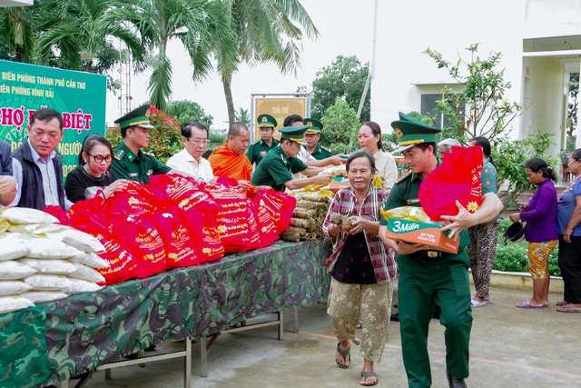 BĐBP TP Cần Thơ chung tay chăm lo cho đồng bào Khmer nghèo dịp Lễ Sene Dolta- Ảnh 2.