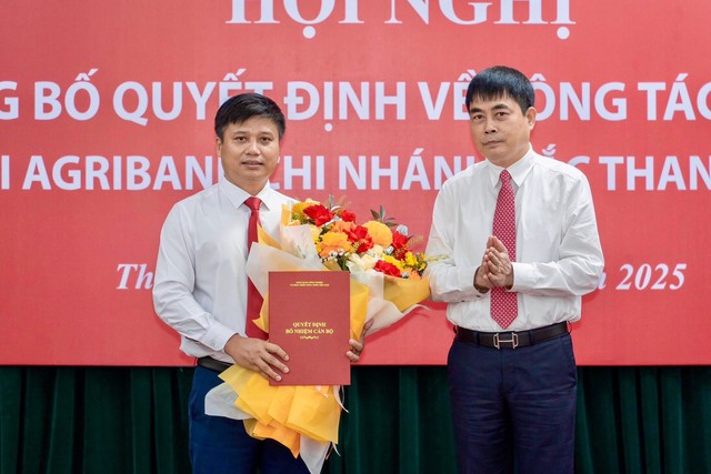 Công bố quyết định nhân sự tại Agribank Bắc Thanh Hóa- Ảnh 2.