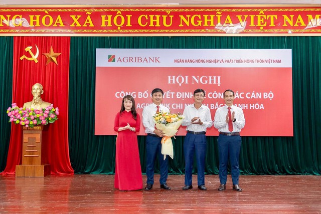 Công bố quyết định nhân sự tại Agribank Bắc Thanh Hóa- Ảnh 4.
