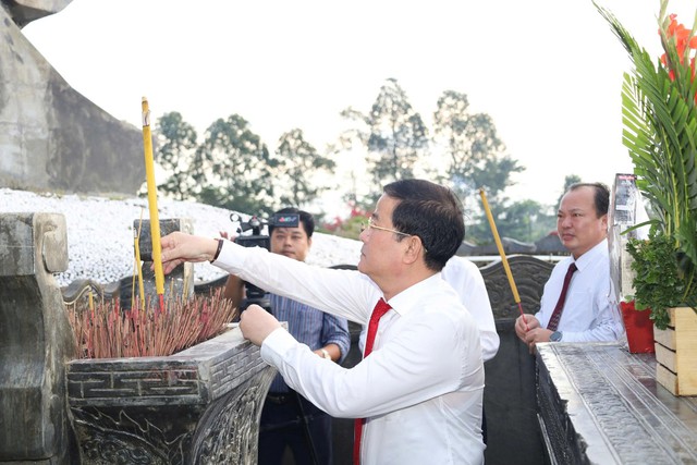 Công an thành phố cùng đoàn công tác lãnh đạo TP Cần Thơ viếng nghĩa trang liệt sĩ và Đền thờ Bác Hồ- Ảnh 1. Công an thành phố cùng đoàn công tác lãnh đạo TP Cần Thơ viếng nghĩa trang liệt sĩ và Đền thờ Bác Hồ- Ảnh 1.