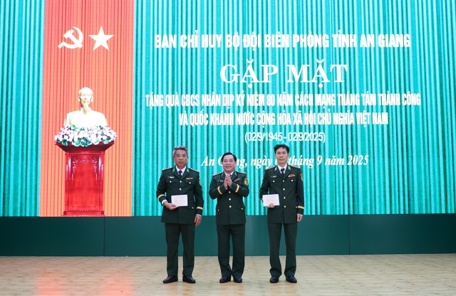 BĐBP tỉnh An Giang trao quà, động viên cán bộ, chiến sĩ dịp Quốc khánh 2/9- Ảnh 1. BĐBP tỉnh An Giang trao quà, động viên cán bộ, chiến sĩ dịp Quốc khánh 2/9- Ảnh 1.