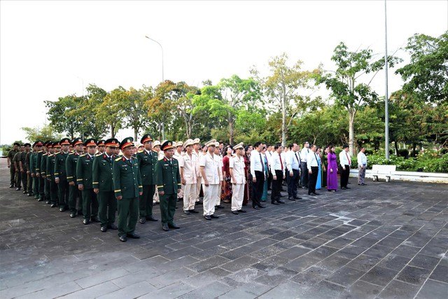Công an thành phố cùng đoàn công tác lãnh đạo TP Cần Thơ viếng nghĩa trang liệt sĩ và Đền thờ Bác Hồ- Ảnh 2. Công an thành phố cùng đoàn công tác lãnh đạo TP Cần Thơ viếng nghĩa trang liệt sĩ và Đền thờ Bác Hồ- Ảnh 2.