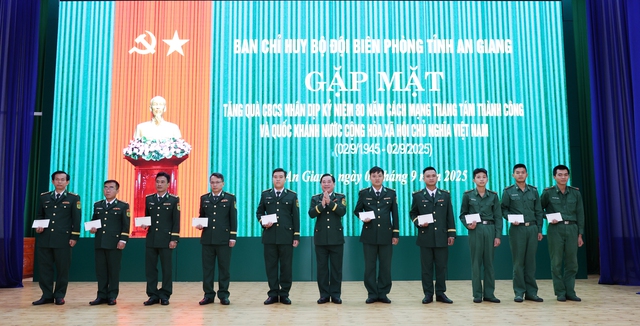 BĐBP tỉnh An Giang trao quà, động viên cán bộ, chiến sĩ dịp Quốc khánh 2/9- Ảnh 2. BĐBP tỉnh An Giang trao quà, động viên cán bộ, chiến sĩ dịp Quốc khánh 2/9- Ảnh 2.