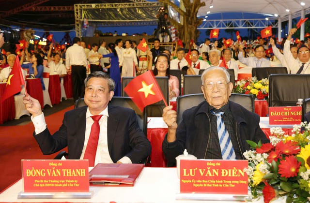 TP Cần Thơ họp mặt kỷ niệm 80 năm Cách mạng Tháng Tám thành công và Quốc khánh 2/9- Ảnh 1. TP Cần Thơ họp mặt kỷ niệm 80 năm Cách mạng Tháng Tám thành công và Quốc khánh 2/9- Ảnh 1.