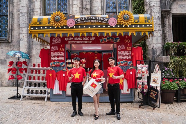 Du khách hào hứng check in Cầu Vàng ngợp cờ Tổ quốc dịp Quốc khánh 2/9- Ảnh 6. Du khách hào hứng check in Cầu Vàng ngợp cờ Tổ quốc dịp Quốc khánh 2/9- Ảnh 6.