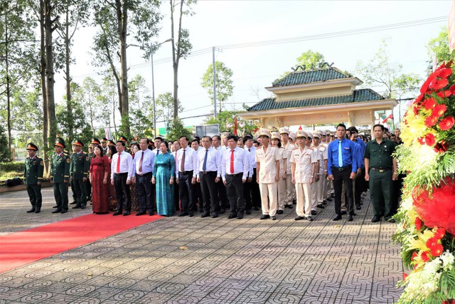 Công an thành phố cùng đoàn công tác lãnh đạo TP Cần Thơ viếng nghĩa trang liệt sĩ và Đền thờ Bác Hồ- Ảnh 3. Công an thành phố cùng đoàn công tác lãnh đạo TP Cần Thơ viếng nghĩa trang liệt sĩ và Đền thờ Bác Hồ- Ảnh 3.