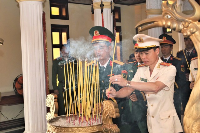 Công an thành phố cùng đoàn công tác lãnh đạo TP Cần Thơ viếng nghĩa trang liệt sĩ và Đền thờ Bác Hồ- Ảnh 4. Công an thành phố cùng đoàn công tác lãnh đạo TP Cần Thơ viếng nghĩa trang liệt sĩ và Đền thờ Bác Hồ- Ảnh 4.