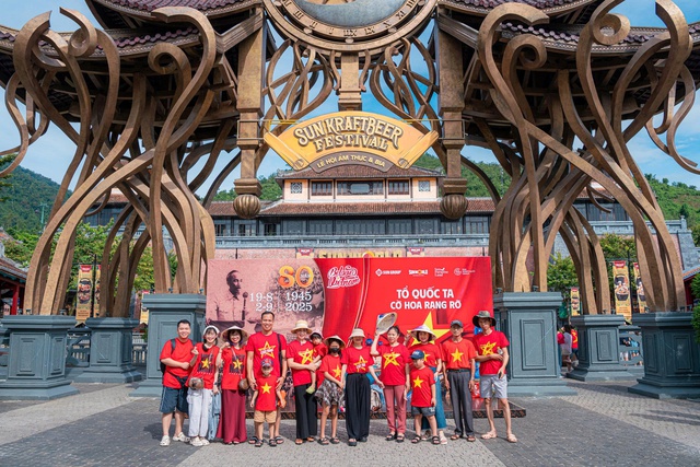 Du khách hào hứng check in Cầu Vàng ngợp cờ Tổ quốc dịp Quốc khánh 2/9- Ảnh 1. Du khách hào hứng check in Cầu Vàng ngợp cờ Tổ quốc dịp Quốc khánh 2/9- Ảnh 1.