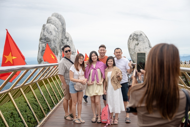 Du khách hào hứng check in Cầu Vàng ngợp cờ Tổ quốc dịp Quốc khánh 2/9- Ảnh 9. Du khách hào hứng check in Cầu Vàng ngợp cờ Tổ quốc dịp Quốc khánh 2/9- Ảnh 9.