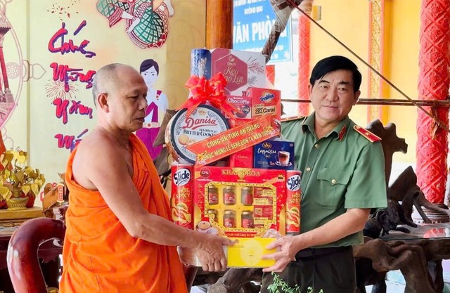 Giám đốc Công an tỉnh An Giang: Thăm, tặng quà các chùa nhân dịp lễ Sen Dolta năm 2025- Ảnh 2.