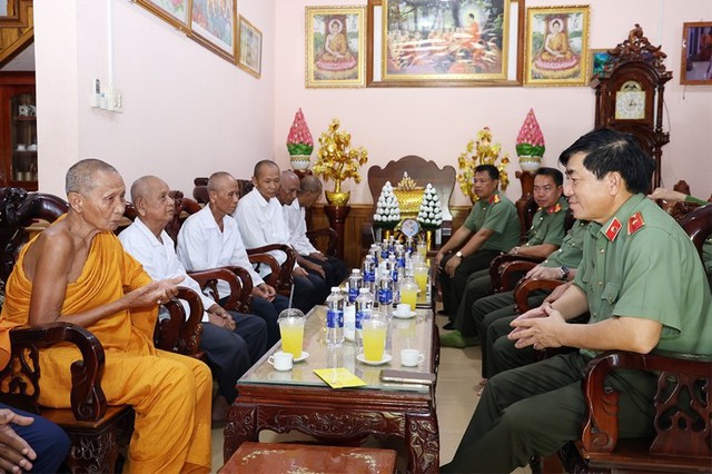 Giám đốc Công an tỉnh An Giang: Thăm, tặng quà các chùa nhân dịp lễ Sen Dolta năm 2025- Ảnh 3.