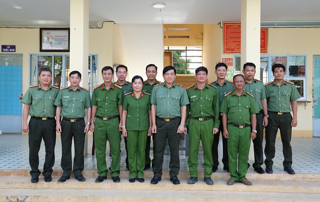 Giám đốc Công an tỉnh An Giang: Thăm, tặng quà các chùa nhân dịp lễ Sen Dolta năm 2025- Ảnh 4.