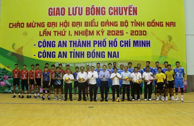 Công an tỉnh Đồng Nai: Giao lưu bóng chuyền chào mừng Đại hội Đại biểu Đảng bộ tỉnh lần thứ I- Ảnh 2. Công an tỉnh Đồng Nai: Giao lưu bóng chuyền chào mừng Đại hội Đại biểu Đảng bộ tỉnh lần thứ I- Ảnh 2.