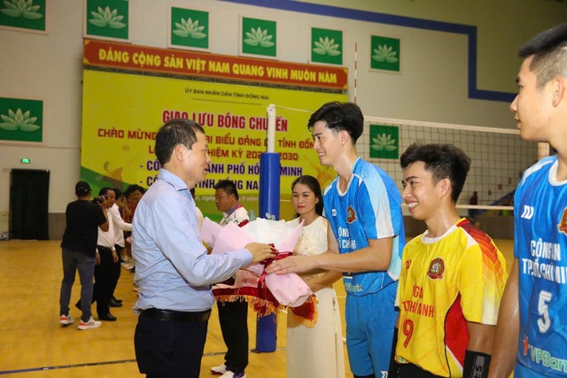 Công an tỉnh Đồng Nai: Giao lưu bóng chuyền chào mừng Đại hội Đại biểu Đảng bộ tỉnh lần thứ I- Ảnh 1. Công an tỉnh Đồng Nai: Giao lưu bóng chuyền chào mừng Đại hội Đại biểu Đảng bộ tỉnh lần thứ I- Ảnh 1.