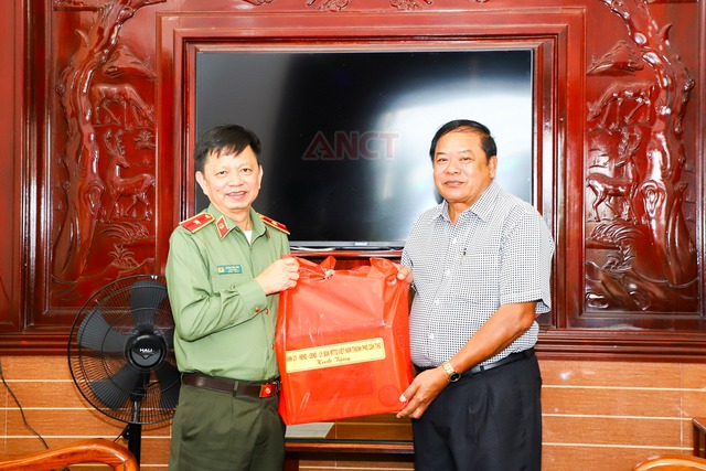 Lãnh đạo Công an TP Cần Thơ chúc mừng Lễ Sene Dolta năm 2025 của đồng bào Khmer- Ảnh 1. Lãnh đạo Công an TP Cần Thơ chúc mừng Lễ Sene Dolta năm 2025 của đồng bào Khmer- Ảnh 1.