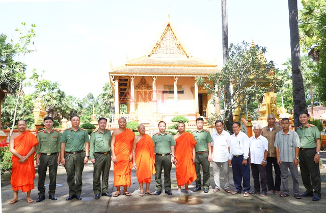 Lãnh đạo Công an TP Cần Thơ chúc mừng Lễ Sene Dolta năm 2025 của đồng bào Khmer- Ảnh 10. Lãnh đạo Công an TP Cần Thơ chúc mừng Lễ Sene Dolta năm 2025 của đồng bào Khmer- Ảnh 10.