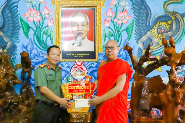 Lãnh đạo Công an TP Cần Thơ chúc mừng Lễ Sene Dolta năm 2025 của đồng bào Khmer- Ảnh 12. Lãnh đạo Công an TP Cần Thơ chúc mừng Lễ Sene Dolta năm 2025 của đồng bào Khmer- Ảnh 12.