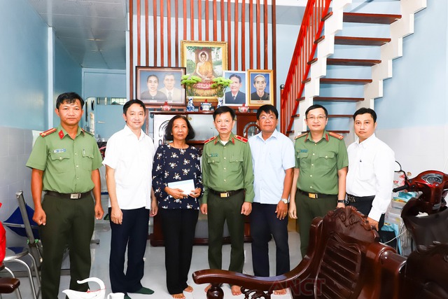 Lãnh đạo Công an TP Cần Thơ chúc mừng Lễ Sene Dolta năm 2025 của đồng bào Khmer- Ảnh 3. Lãnh đạo Công an TP Cần Thơ chúc mừng Lễ Sene Dolta năm 2025 của đồng bào Khmer- Ảnh 3.