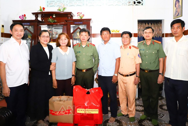 Lãnh đạo Công an TP Cần Thơ chúc mừng Lễ Sene Dolta năm 2025 của đồng bào Khmer- Ảnh 4. Lãnh đạo Công an TP Cần Thơ chúc mừng Lễ Sene Dolta năm 2025 của đồng bào Khmer- Ảnh 4.