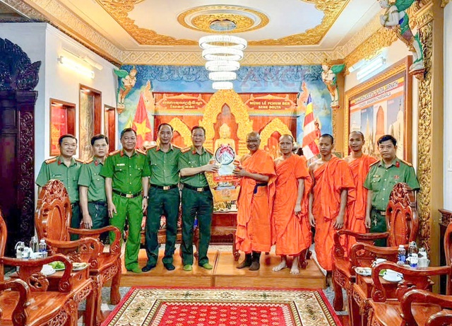 Lãnh đạo Công an TP Cần Thơ chúc mừng Lễ Sene Dolta năm 2025 của đồng bào Khmer- Ảnh 5. Lãnh đạo Công an TP Cần Thơ chúc mừng Lễ Sene Dolta năm 2025 của đồng bào Khmer- Ảnh 5.