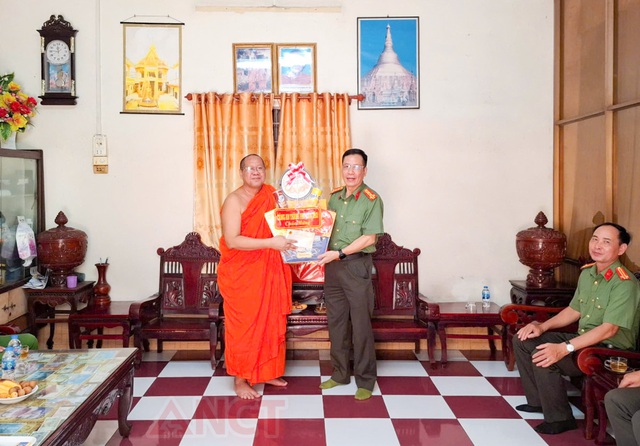 Lãnh đạo Công an TP Cần Thơ chúc mừng Lễ Sene Dolta năm 2025 của đồng bào Khmer- Ảnh 6. Lãnh đạo Công an TP Cần Thơ chúc mừng Lễ Sene Dolta năm 2025 của đồng bào Khmer- Ảnh 6.
