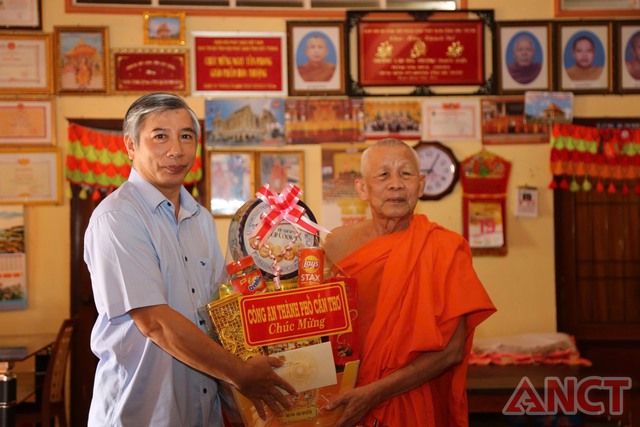 Lãnh đạo Công an TP Cần Thơ chúc mừng Lễ Sene Dolta năm 2025 của đồng bào Khmer- Ảnh 7. Lãnh đạo Công an TP Cần Thơ chúc mừng Lễ Sene Dolta năm 2025 của đồng bào Khmer- Ảnh 7.
