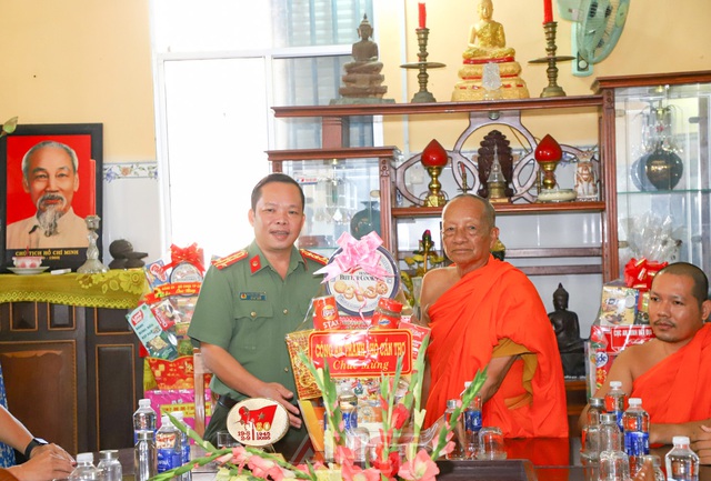 Lãnh đạo Công an TP Cần Thơ chúc mừng Lễ Sene Dolta năm 2025 của đồng bào Khmer- Ảnh 9. Lãnh đạo Công an TP Cần Thơ chúc mừng Lễ Sene Dolta năm 2025 của đồng bào Khmer- Ảnh 9.