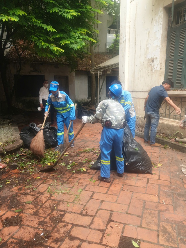 Phường Cửa Nam: Huy động lực lượng dọn sạch rác biệt thự số 12 Nguyễn Chế Nghĩa- Ảnh 1.