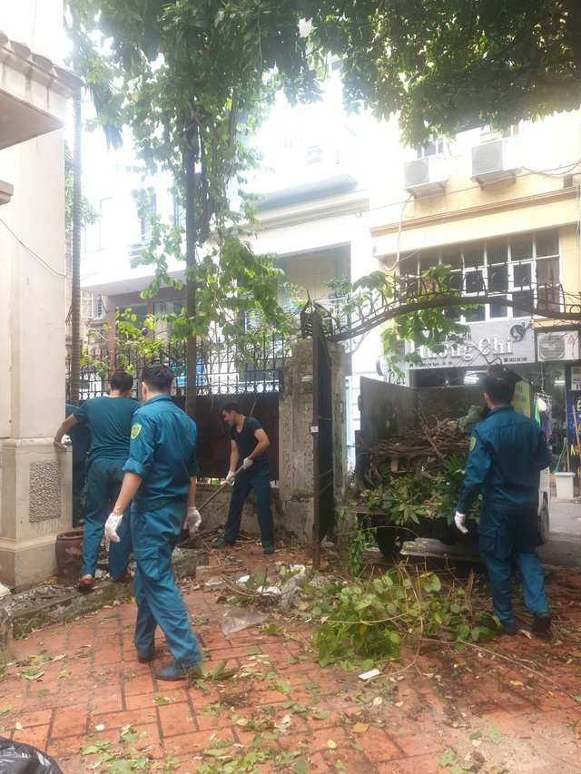 Phường Cửa Nam: Huy động lực lượng dọn sạch rác biệt thự số 12 Nguyễn Chế Nghĩa- Ảnh 2.